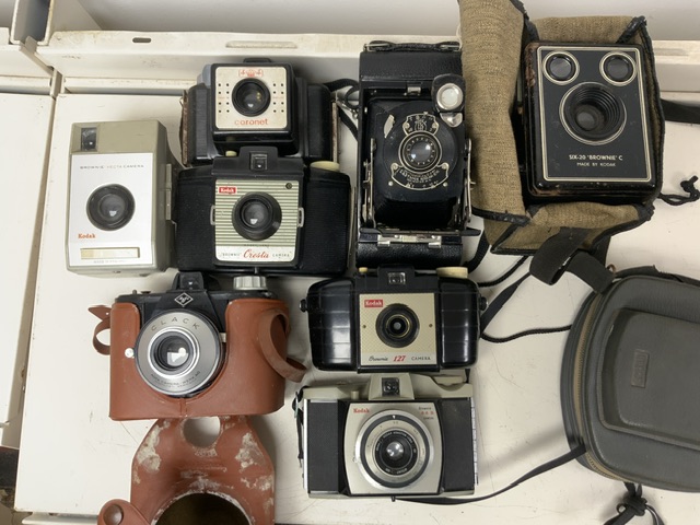 QUANTITY OF ANTIQUE AND VINTAGE CAMERAS, KODAK, CONWAY, AGFA, ENSIGN AND MORE - Image 2 of 3