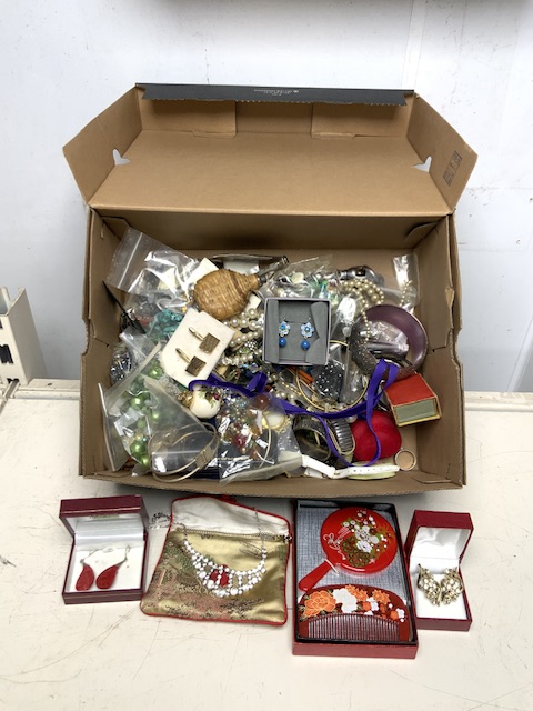 A QUANTITY OF COSTUME JEWELLERY AND OBJECTS OF VERTU INCLUDING, NECKLACES, BRACELETS, WATCHES, - Image 2 of 3