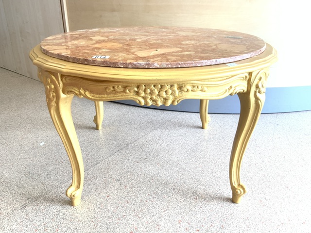 A ROUND MARBLE-TOP ORNATE LOW COFFEE TABLE WITH A DECORATIVE GOLD STAND - Image 3 of 3