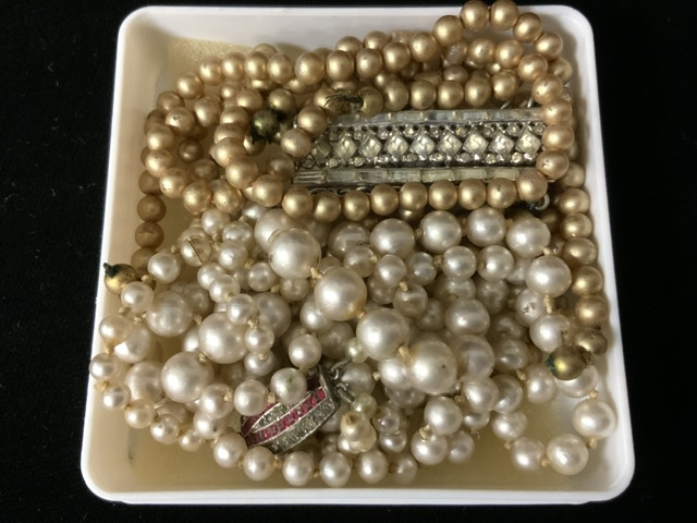 A QUANTITY OF JEWELLERY COMPRISING; TWO PAIR OF EARRINGS AND TWO STRANDS OF PEARLS (A.F) - Bild 2 aus 3