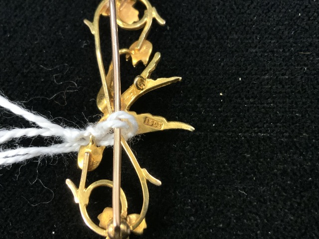 A VINTAGE 15 CARAT GOLD AND NATURAL PEARL BROOCH, STAMPED '15 CARAT', MODELLED AS A BIRD WITH - Image 4 of 4