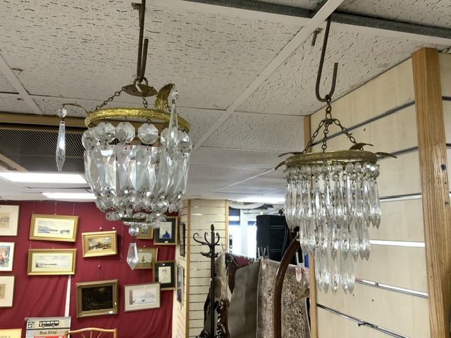 QUANTITY OF VINTAGE GLASS CHANDELIERS AND WALL LIGHTS - Image 5 of 6