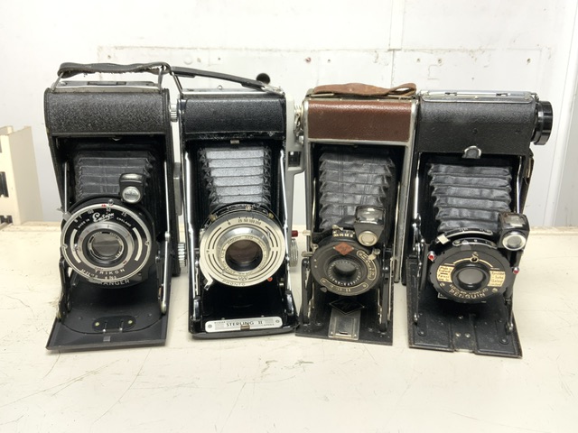 A QUANTITY OF VINTAGE CAMERAS AND ACCESSORIES - Image 2 of 3