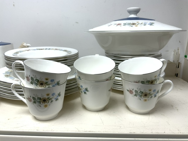ROYAL DOULTON PART DINNER AND TEA SERVICE 'PASTORALE' PATTERN - Image 3 of 6