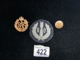 A MILITARY METAL CAP BADGE, BUTTON AND CLOTH BADGE INCLUDING; RAF, BOMB DISPOSAL