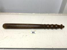 A VINTAGE WOODEN TRUNCHEON; CARVED GRIP HANDLE; THE SHAFT ENGRAVED 'HX' OVER 'C'; LENGTH 34CM