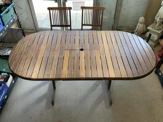 TEAK GARDEN TABLE WITH FOUR FOLDING GARDEN CHAIRS - Image 3 of 4