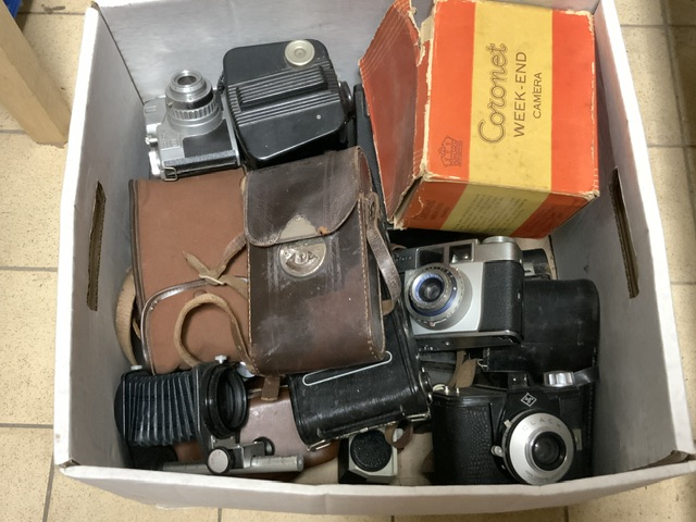 A QUANTITY OF VINTAGE CAMERAS AND ACCESSORIES - Image 3 of 3