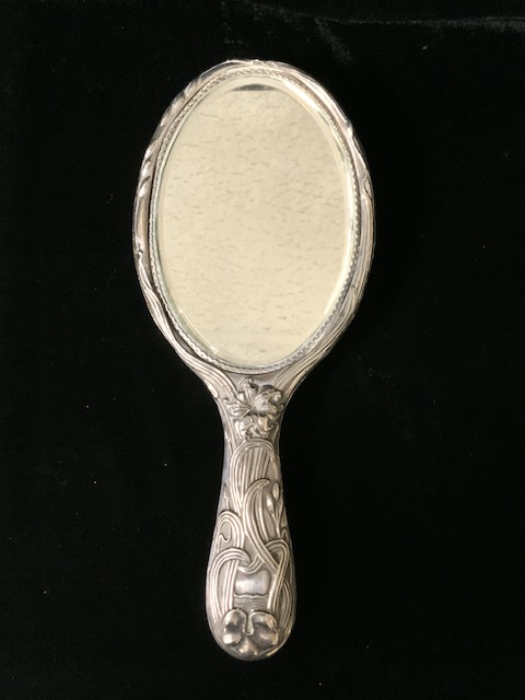 AN EDWARDIAN STERLING SILVER ART NOUVEAU HAND MIRROR; BIRMINGHAM 1904; EMBOSSED WITH STYLISED - Image 3 of 3