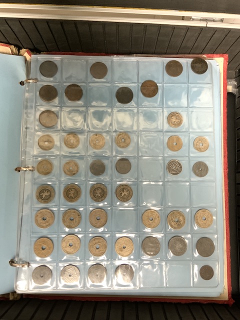 A METAL CASE CONTAINING VARIOUS COINS; IN FOLDERS AND LOOSE - Image 4 of 8