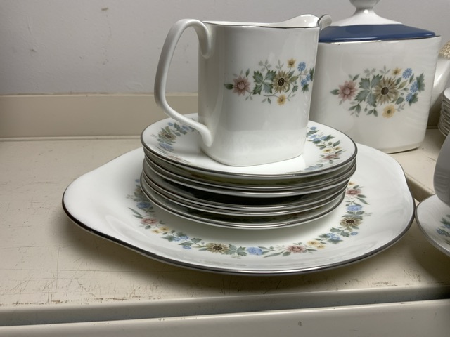 ROYAL DOULTON PART DINNER AND TEA SERVICE 'PASTORALE' PATTERN - Image 2 of 6