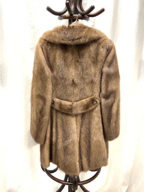 A 1970S 3/4-LENGTH NATURAL PASTEL MINK LADIES COAT; SIZE 8; WITH ORIGINAL RECEIPT/VALUATION - Image 5 of 5