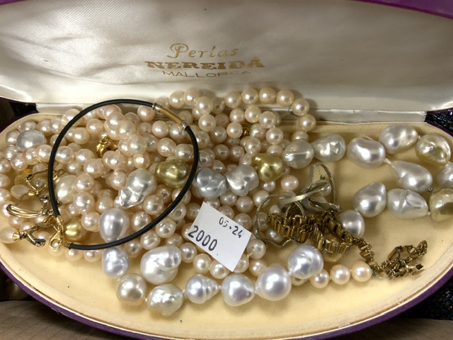 A QUANTITY OF COSTUME JEWELLERY, INLUDING; BRACELETS, NECKLACES, PEARLS, PENDANTS AND MORE - Image 3 of 3