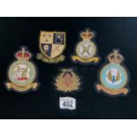 A QUANTITY OF MILITARY / RAF CLOTH BADGES / PATCHES INCLUDING ARMOURED CAR COMPANY AND OTHERS