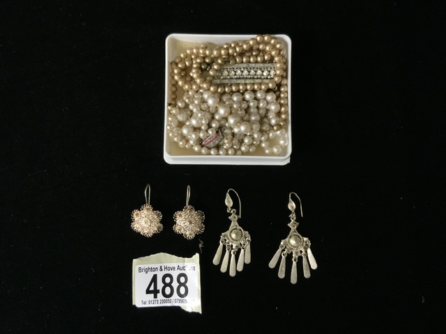 A QUANTITY OF JEWELLERY COMPRISING; TWO PAIR OF EARRINGS AND TWO STRANDS OF PEARLS (A.F)