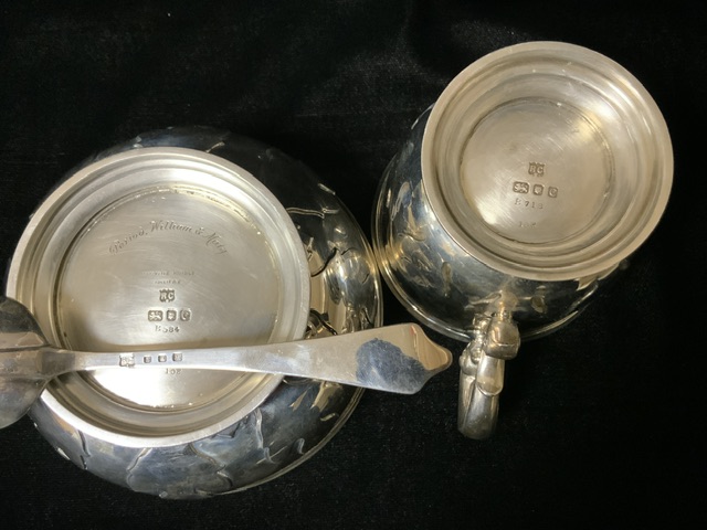 A CASED STERLING SILVER CHRISTENING SET; COMPRISING; BOWL, JUG AND RATTAIL SPOON; BY ROBERT - Image 3 of 3