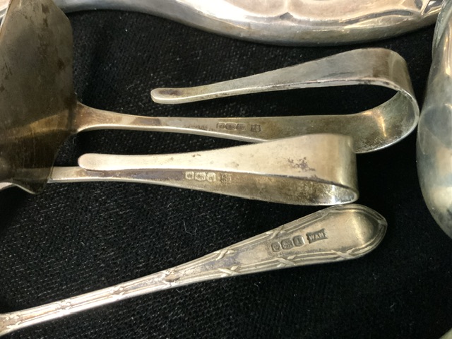 A QUANTITY OF SILVER ITEMS COMPRISING; AN EGG CUP AND SPOON BY WALKER & HALL; SHEFFIELD 1928; REED - Image 3 of 5