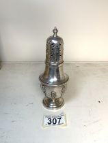 EDWARDIAN HALLMARKED SILVER BALUSTER SHAPED SUGAR SIFTER WITH STRAPWORK DECORATION ON STEPPED