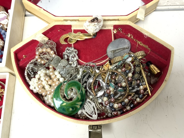TWO VINTAGE JEWELLERY BOXES CONTAINING COSTUME JEWELLERY INCLUDING; BROOCHES, EARRINGS, BEADS, - Image 3 of 4