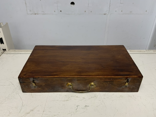 A VINTAGE WOODEN ARTISTS TRAVELLING PAINT BOX WITH REMOVABLE PALETTE - Image 2 of 2