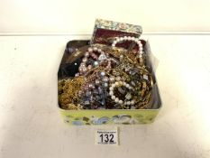 MIXED VINTAGE COSTUME JEWELLERY INCLUDES PEARLS, NECKLACES AND MORE