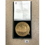HOUSE OF COMMONS COMMEMORATIVE PLAQUE AND PRESENTATION CASE WITH LETTER; PLAQUE 16CM DIAMETER