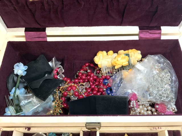 MIXED VINTAGE COSTUME JEWELLEY AND BOX WITH PEARLS - Image 2 of 2