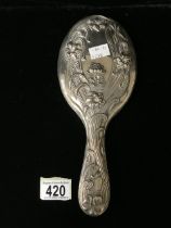 AN EDWARDIAN STERLING SILVER ART NOUVEAU HAND MIRROR; BIRMINGHAM 1904; EMBOSSED WITH STYLISED