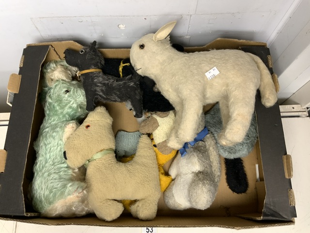A QUANTITY OF VINTAGE STUFFED ANIMALS AND TEDDY BEARS INCLUDING, RABBITS, PANDA, LAMB, DOGS AND - Image 2 of 4