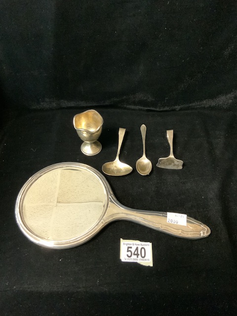 A QUANTITY OF SILVER ITEMS COMPRISING; AN EGG CUP AND SPOON BY WALKER & HALL; SHEFFIELD 1928; REED