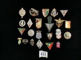 A QUANTITY OF MILITARY METAL BADGES INCLUDING; GENIE-AIR, MESSIFRE-RACHAYA, FRENCH VIETNAM PARACHUTE