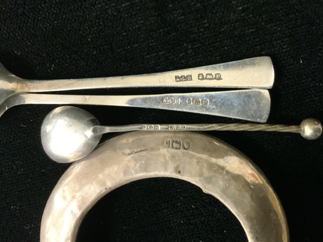 MIXED HALLMARKED SILVER AND STERLING SILVER ITEMS INCLUDES PAIR OF STERLING SILVER PEPPERS AS BOATS - Bild 2 aus 3