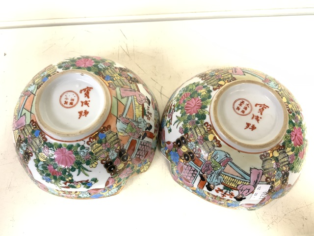 PAIR OF CHINESE CANTON FAMILLE ROSE CUT CORNER BOWLS BOTH HAND PAINTED WITH CHARACTER MARKS TO BASE; - Image 3 of 3
