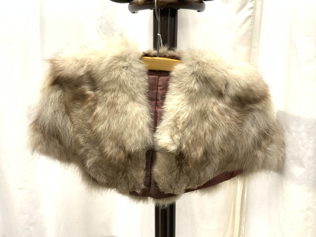 THREE FUR STOLES; BEIGE; DARK BROWN AND CREAM - Image 4 of 7