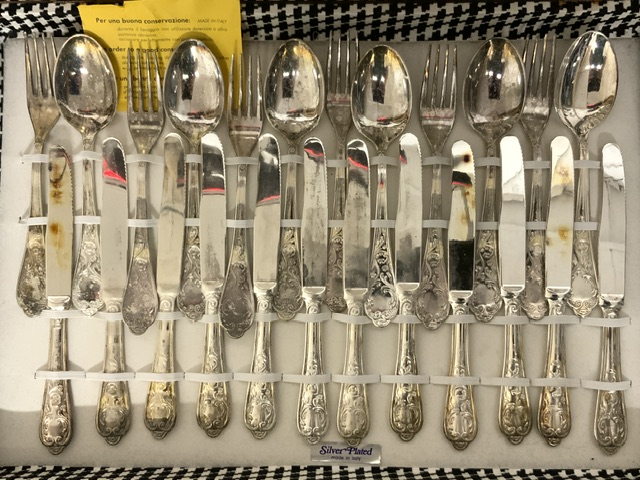 VINTAGE SILVER PLATED CANTEEN OF CUTLERY - Image 2 of 3