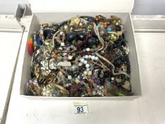 QUANTITY OF MIXED COSTUME JEWELLERY INCLUDES VINTAGE