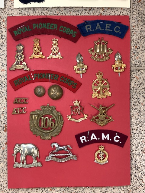 QUANTITY OF MILITARY METAL AND CLOTH BADGES, ROYAL PIONEER CORPS, WELSH GUARDS, CAVALRY & HUSSARS - Bild 4 aus 5