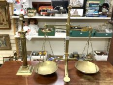 L. M. ATTWOOD BIRMINGHAM BRASS WEIGHING SCALES WITH A BRASS COLUMN TABLE LAMP; 49CM