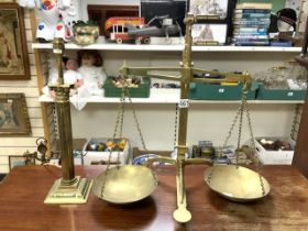 L. M. ATTWOOD BIRMINGHAM BRASS WEIGHING SCALES WITH A BRASS COLUMN TABLE LAMP; 49CM