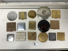QUANTITY OF VINTAGE COMPACTS INCLUDES STRATTON, 666 ART DECO AND MORE