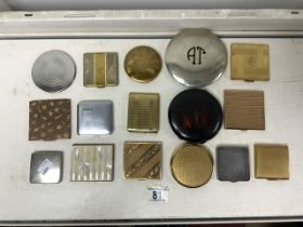 QUANTITY OF VINTAGE COMPACTS INCLUDES STRATTON, 666 ART DECO AND MORE