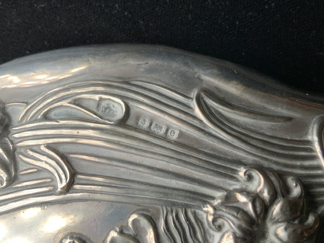 AN EDWARDIAN STERLING SILVER ART NOUVEAU HAND MIRROR; BIRMINGHAM 1904; EMBOSSED WITH STYLISED - Image 2 of 3