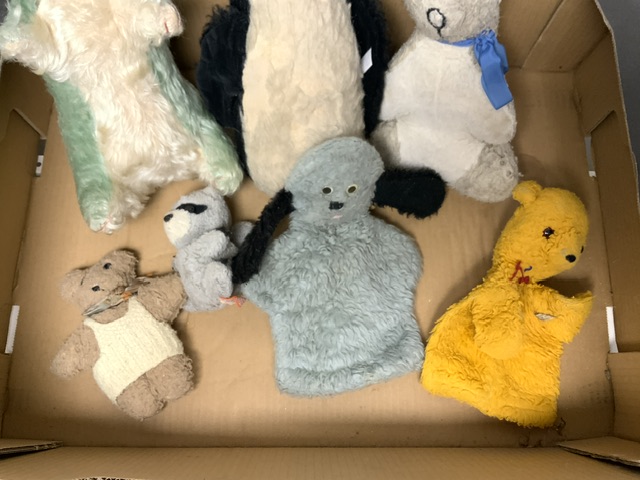 A QUANTITY OF VINTAGE STUFFED ANIMALS AND TEDDY BEARS INCLUDING, RABBITS, PANDA, LAMB, DOGS AND - Image 4 of 4