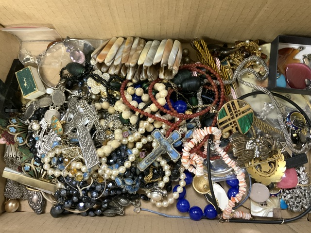 A QUANTITY OF COSTUME JEWELLERY, INLUDING; BRACELETS, NECKLACES, PEARLS, PENDANTS AND MORE - Image 2 of 3