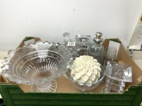MIXED VINTAGE GLASSWARE INCLUDES CANDLESTICKS
