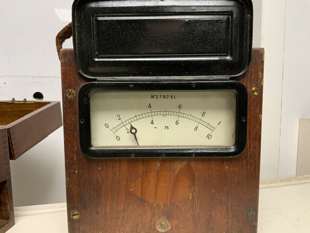 AN ANTIQUE MEDICAL/ SURGICAL ELECTRO-THERAPY / ELECTRIC SHOCK DEVICE / MACHINE, RECTANGULAR WOODEN - Image 2 of 4