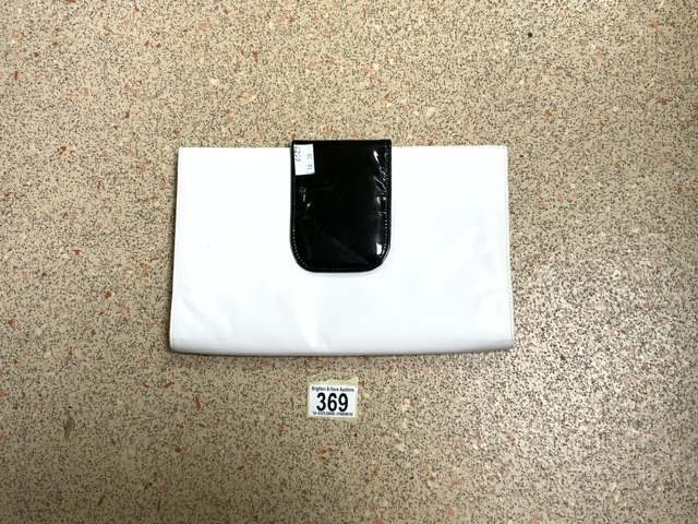 VINTAGE WHITE AND BLACK LEATHER CLUTCH BAG BY RAYNE 'HANDBAGS TO THE LATE QUEEN'; 28 X 18CM