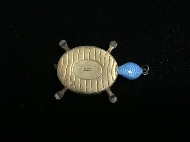 AN ANTIQUE CHINESE SILVER-GILT AND ENAMEL TURTLE PENDANT, ENAMELLED IN SHADES OF BLUE, MOVABLE HEAD, - Image 3 of 3