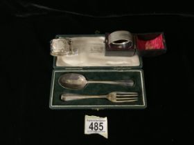 TWO HALLMARKED SILVER NAPKIN RINGS; ONE CASED, WITH A CASED DESSERT SET FROM GOLDSMITHS &