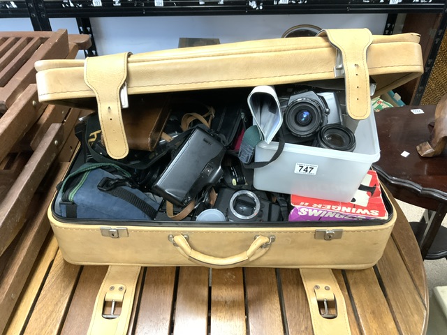LARGE QUANTITY OF CAMERAS AND ACCESSORIES, CANON, MINOLTA, ENSIGN, PENTAX AND MORE - Image 4 of 4